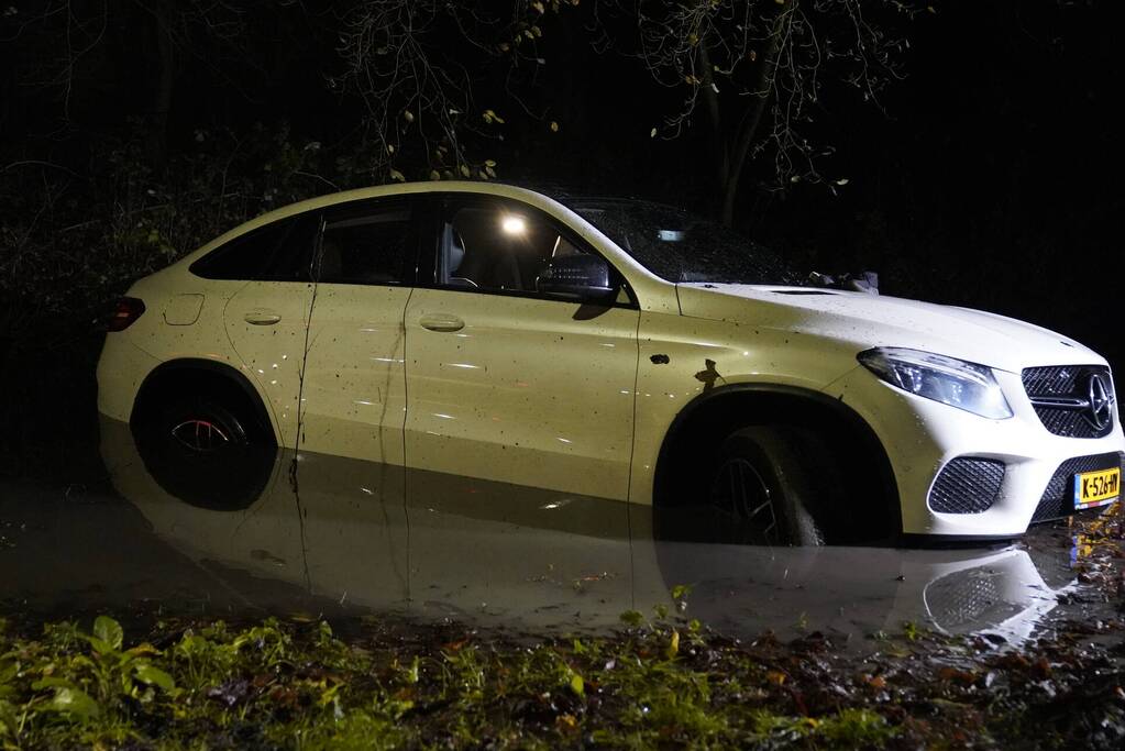 Mercedes belandt in sloot