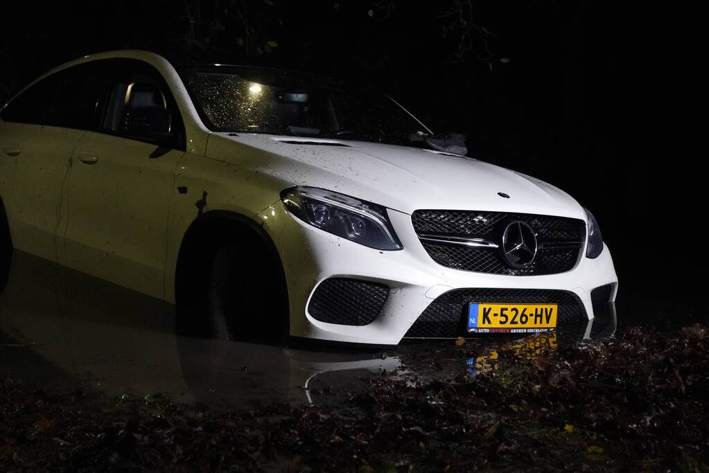 Mercedes belandt in sloot