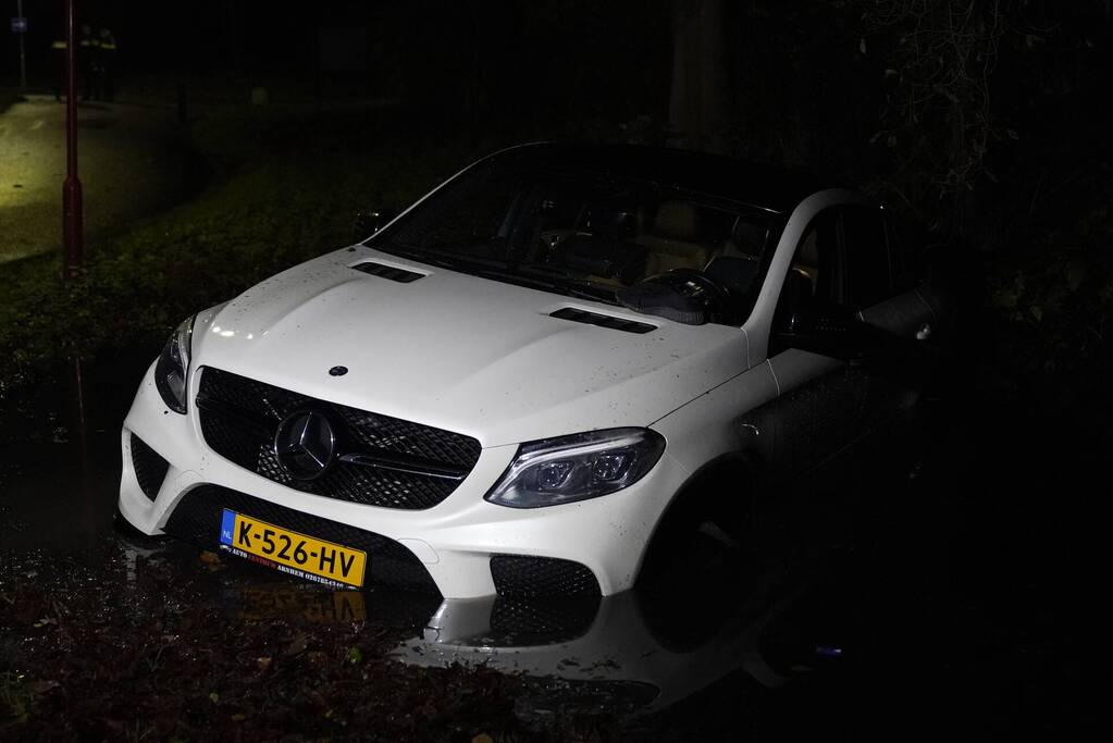 Mercedes belandt in sloot