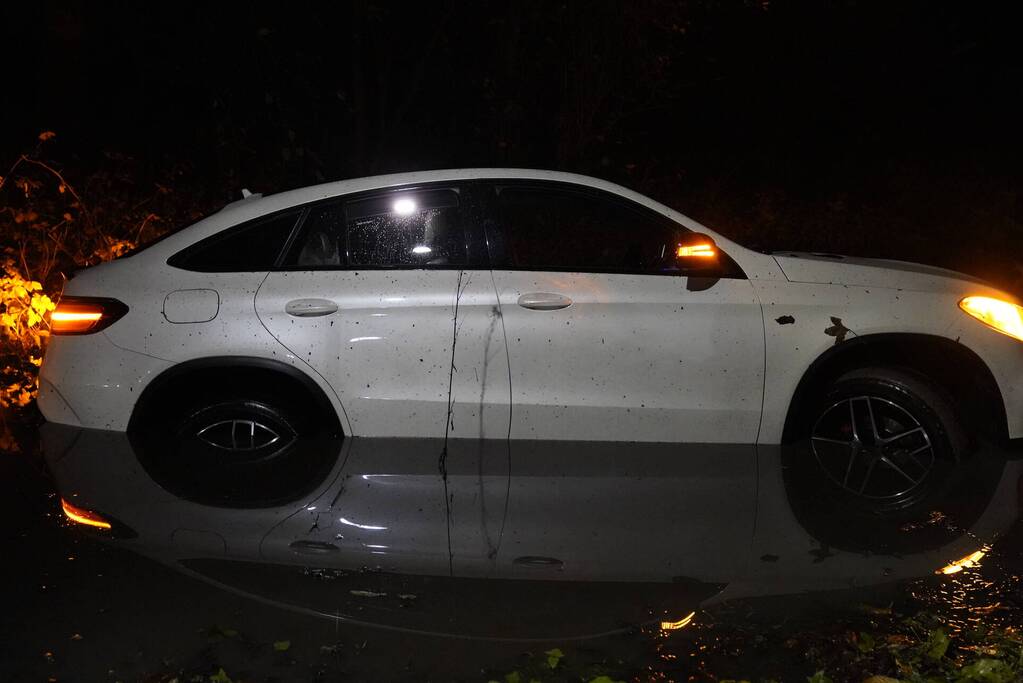 Mercedes belandt in sloot
