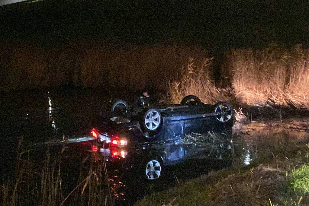 Auto belandt op op zijn kop in sloot