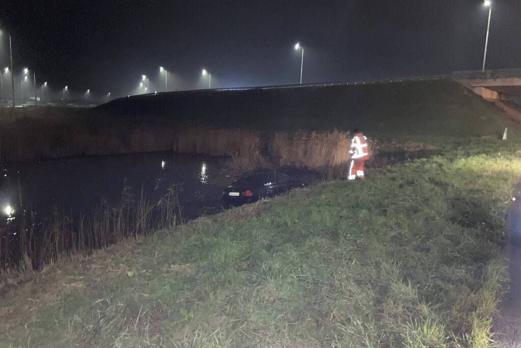 Auto belandt op op zijn kop in sloot