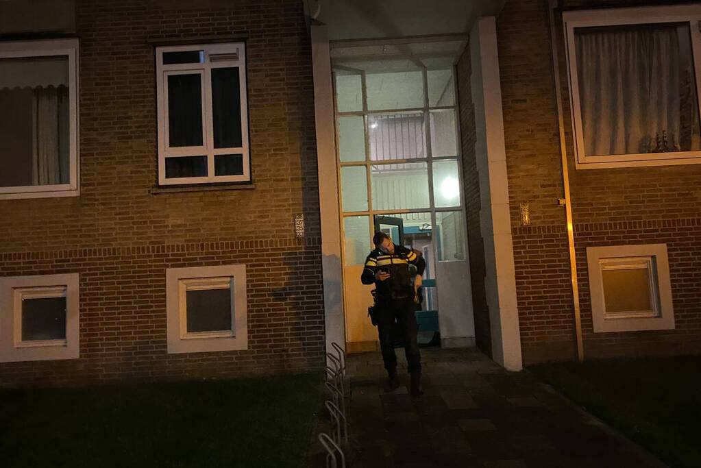 Deur ingeslagen vanwege brand