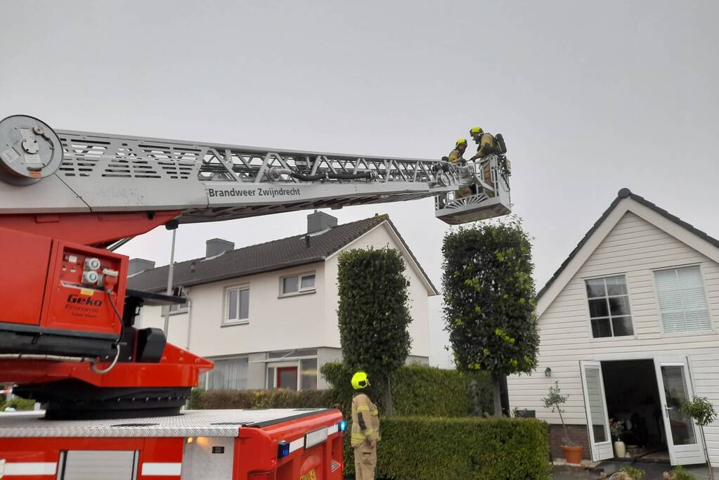 Felle schuurbrand slaat over naar woning