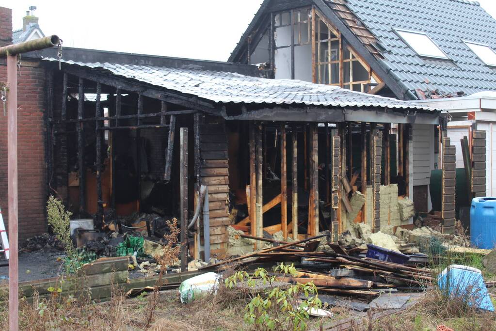 Felle schuurbrand slaat over naar woning