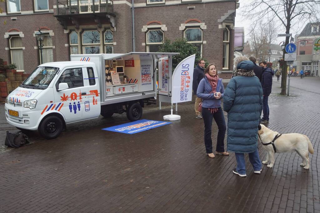Burgemeester aanwezig bij de ondermijningsbus op de markt