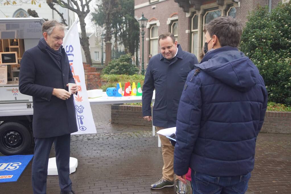 Burgemeester aanwezig bij de ondermijningsbus op de markt