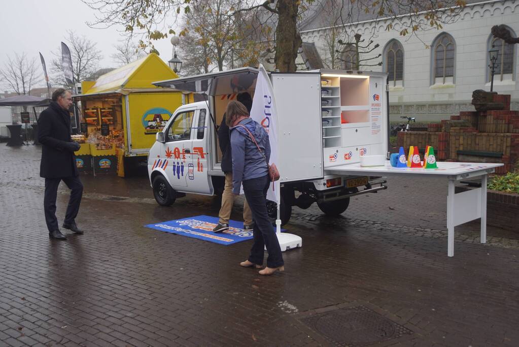 Burgemeester aanwezig bij de ondermijningsbus op de markt