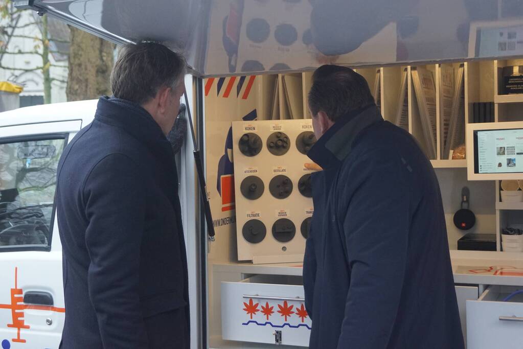 Burgemeester aanwezig bij de ondermijningsbus op de markt