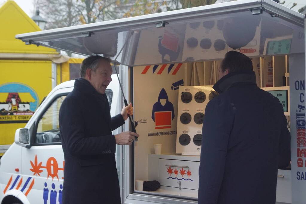 Burgemeester aanwezig bij de ondermijningsbus op de markt