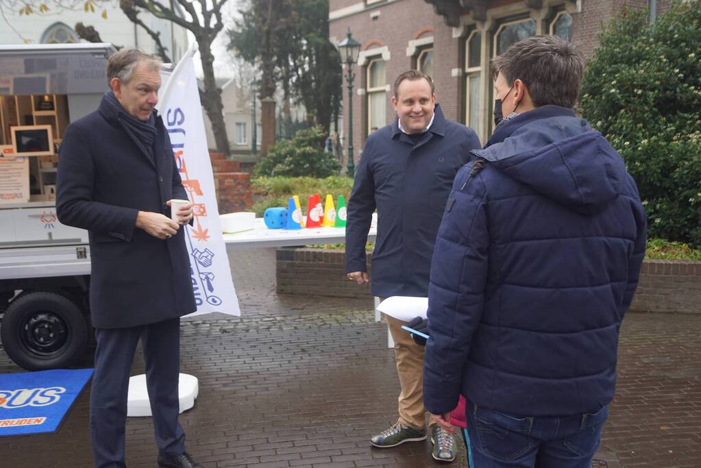 Burgemeester aanwezig bij de ondermijningsbus op de markt