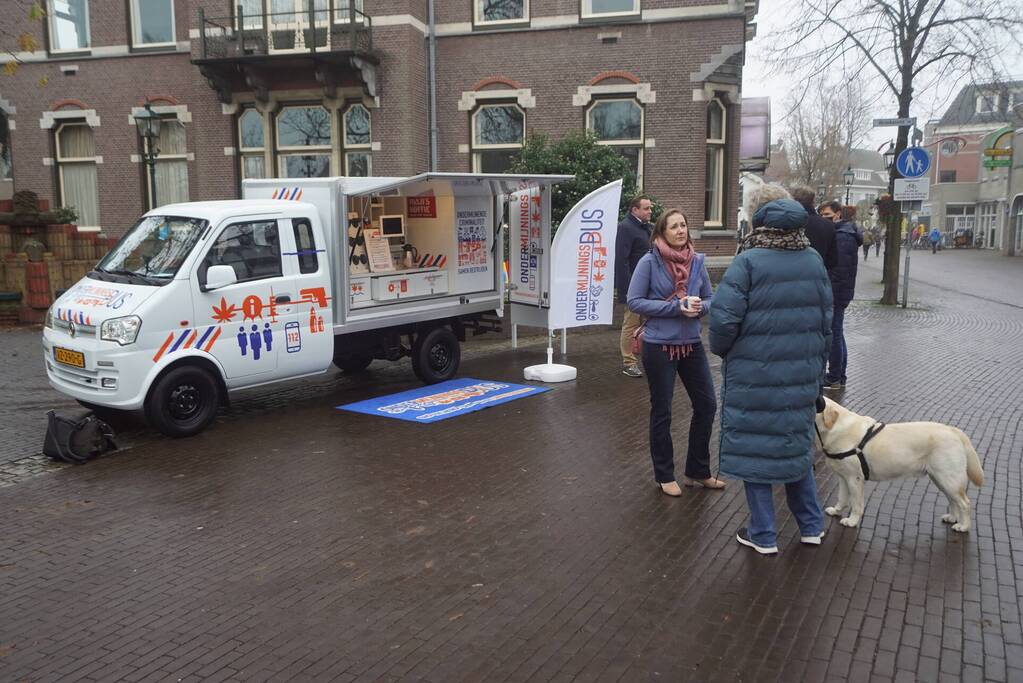 Burgemeester aanwezig bij de ondermijningsbus op de markt
