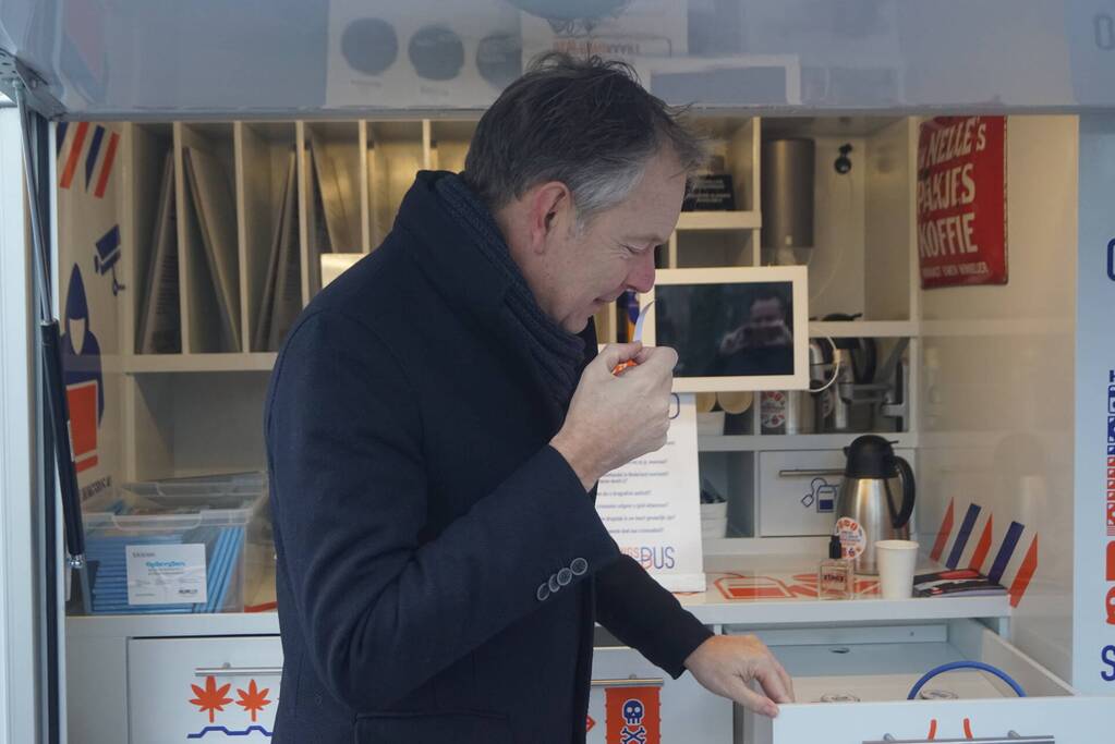 Burgemeester aanwezig bij de ondermijningsbus op de markt