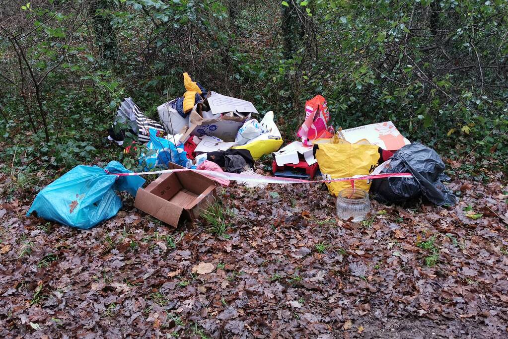 Illegale afval dumping in het bos