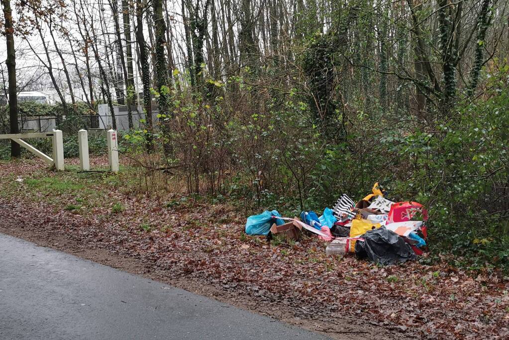 Illegale afval dumping in het bos