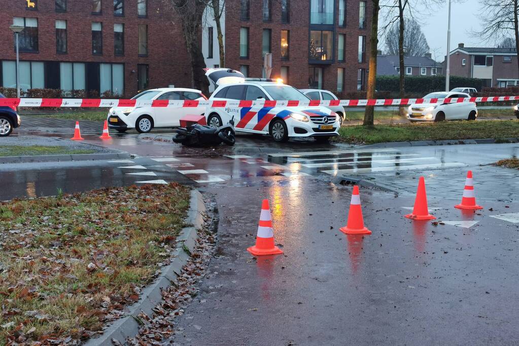 Auto rijdt door na ongeval met scooter