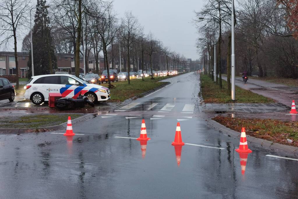 Auto rijdt door na ongeval met scooter