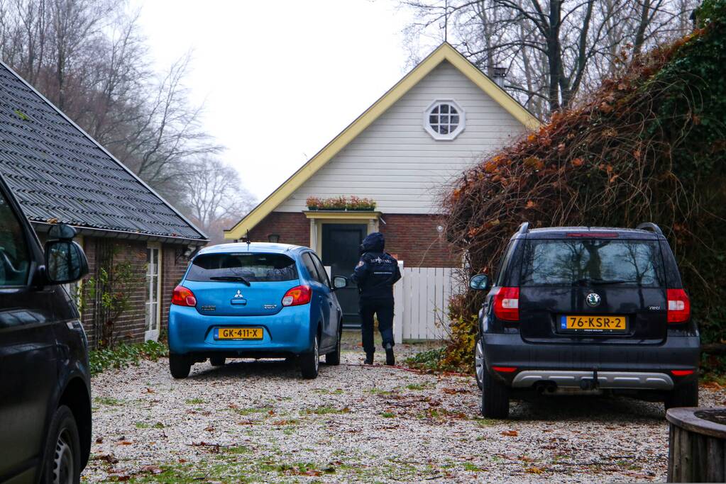 Overleden persoon aangetroffen, politie doet onderzoek