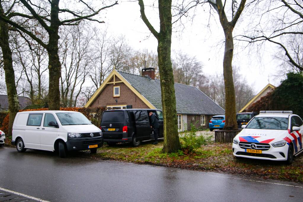 Overleden persoon aangetroffen, politie doet onderzoek