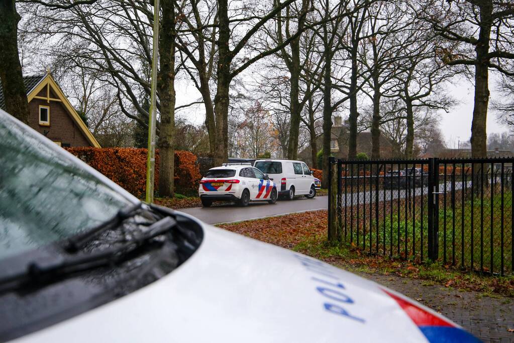 Overleden persoon aangetroffen, politie doet onderzoek