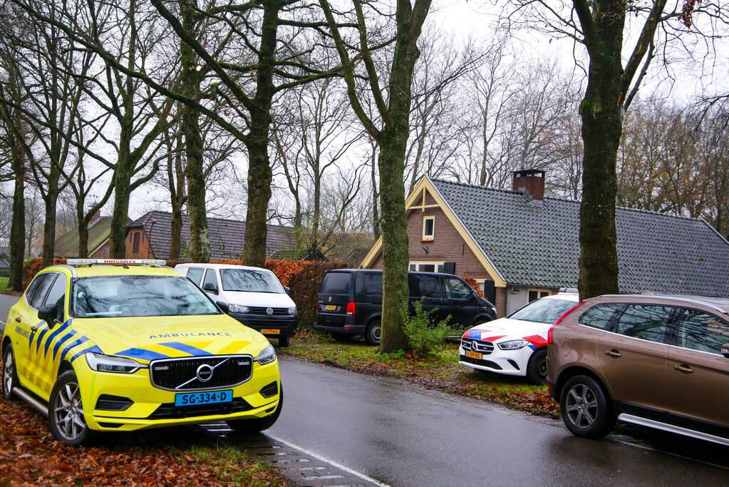Overleden persoon aangetroffen, politie doet onderzoek