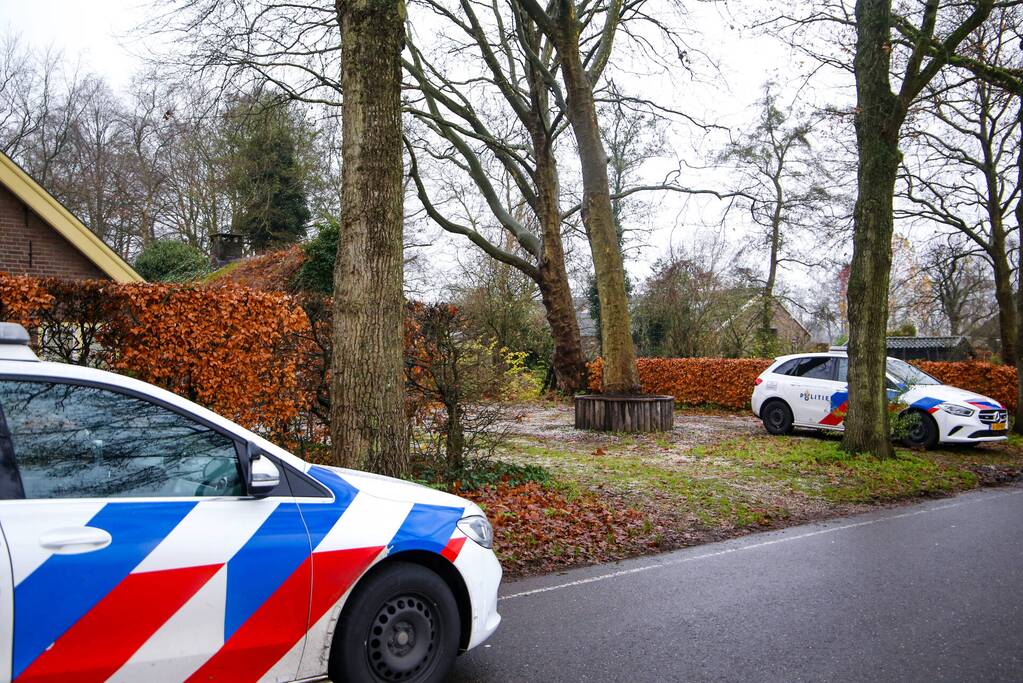 Overleden persoon aangetroffen, politie doet onderzoek