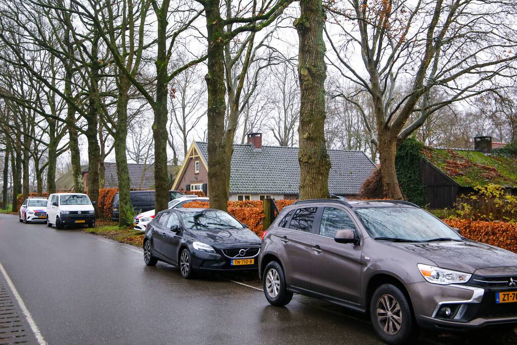 Overleden persoon aangetroffen, politie doet onderzoek