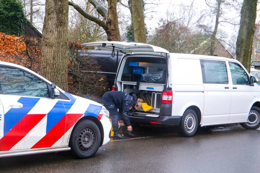 Overleden persoon aangetroffen, politie doet onderzoek