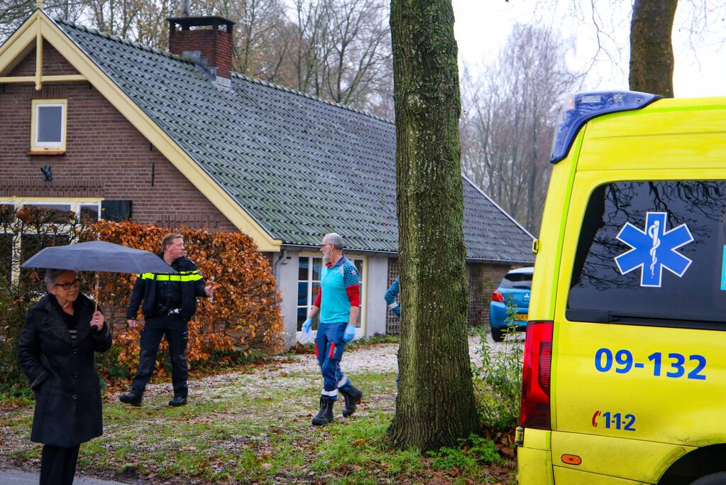Overleden persoon aangetroffen, politie doet onderzoek