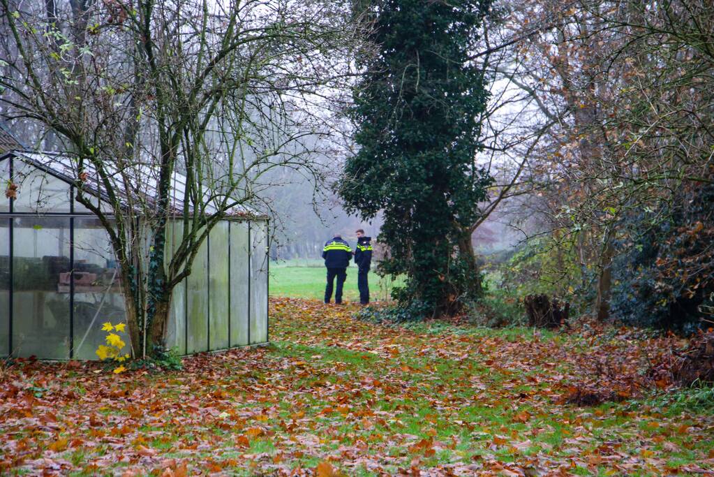 Overleden persoon aangetroffen, politie doet onderzoek