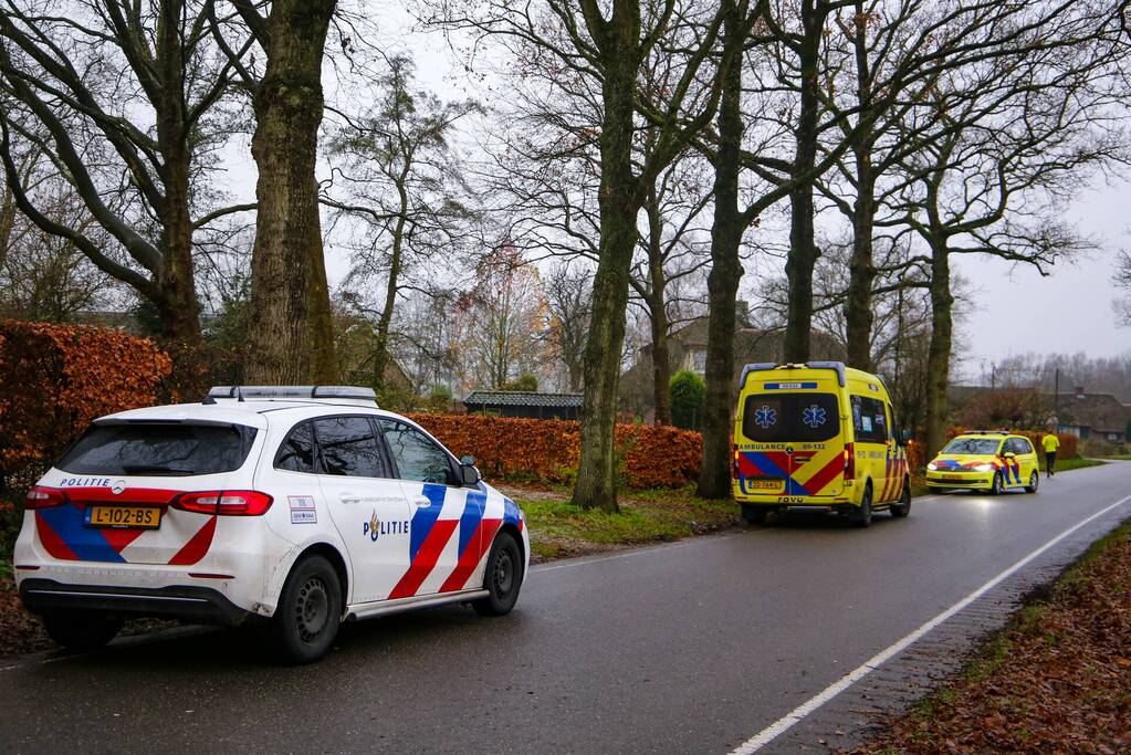 Overleden persoon aangetroffen, politie doet onderzoek