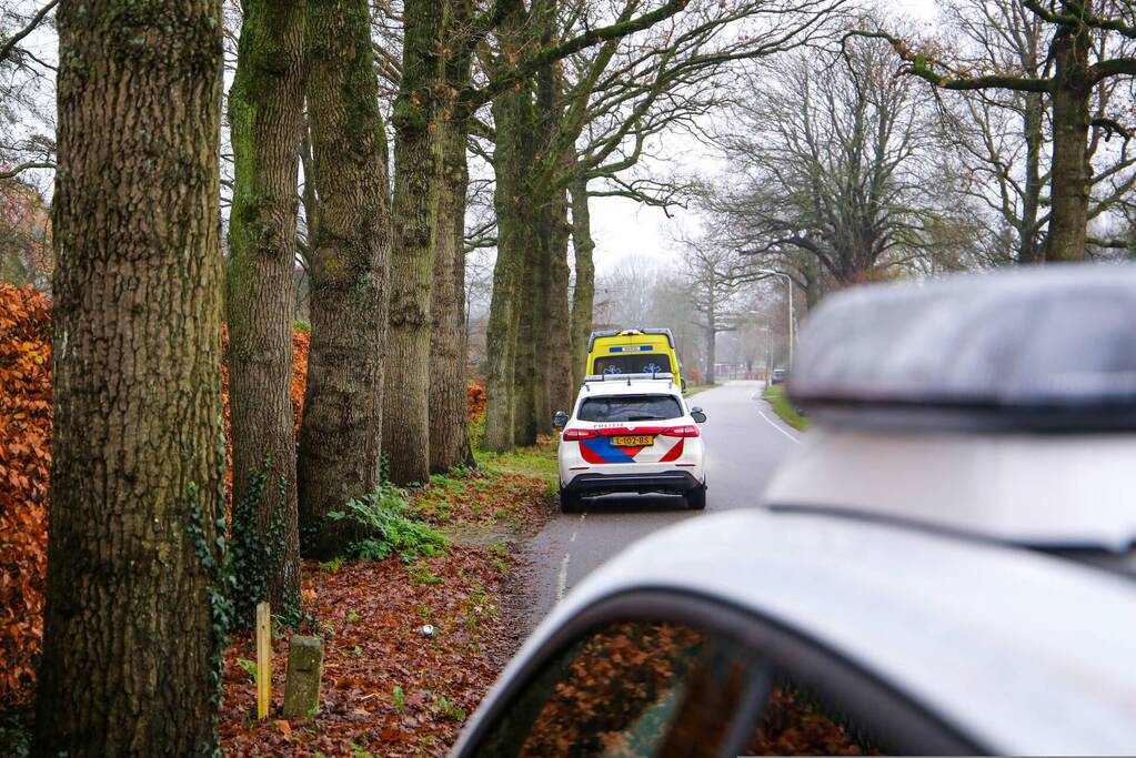 Overleden persoon aangetroffen, politie doet onderzoek