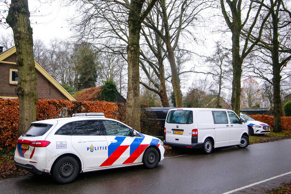 Overleden persoon aangetroffen, politie doet onderzoek