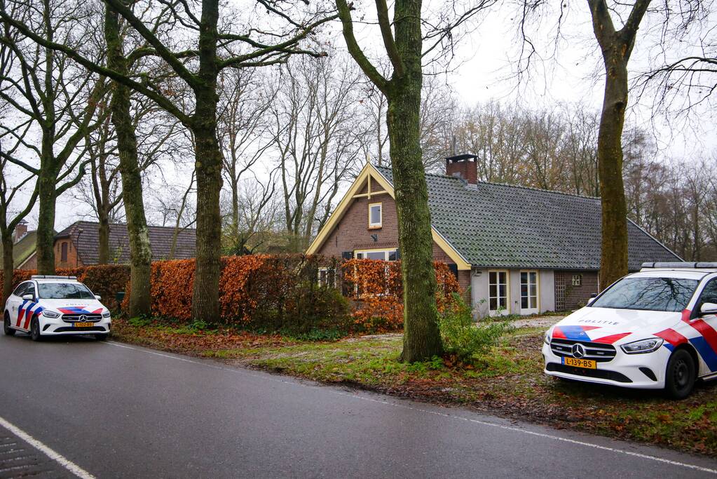 Overleden persoon aangetroffen, politie doet onderzoek