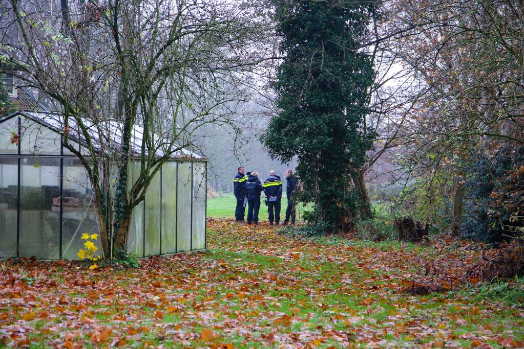 Overleden persoon aangetroffen, politie doet onderzoek