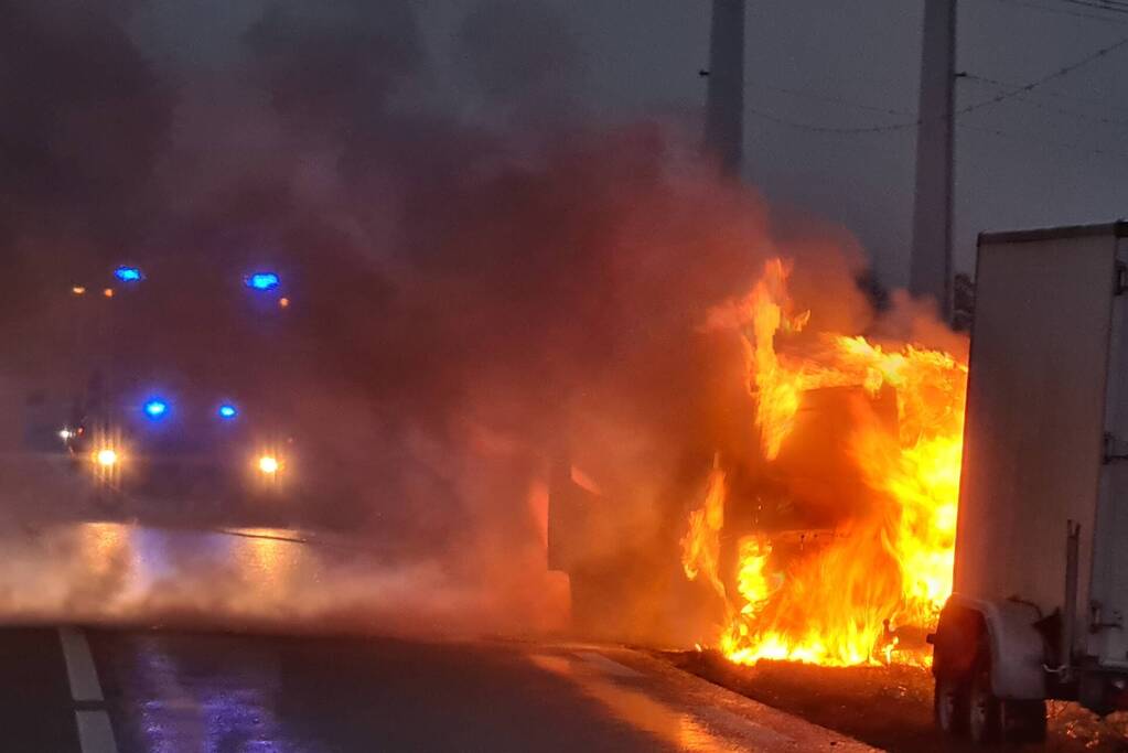Bestelbus volledig uitgebrand