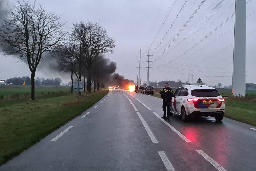 Bestelbus volledig uitgebrand
