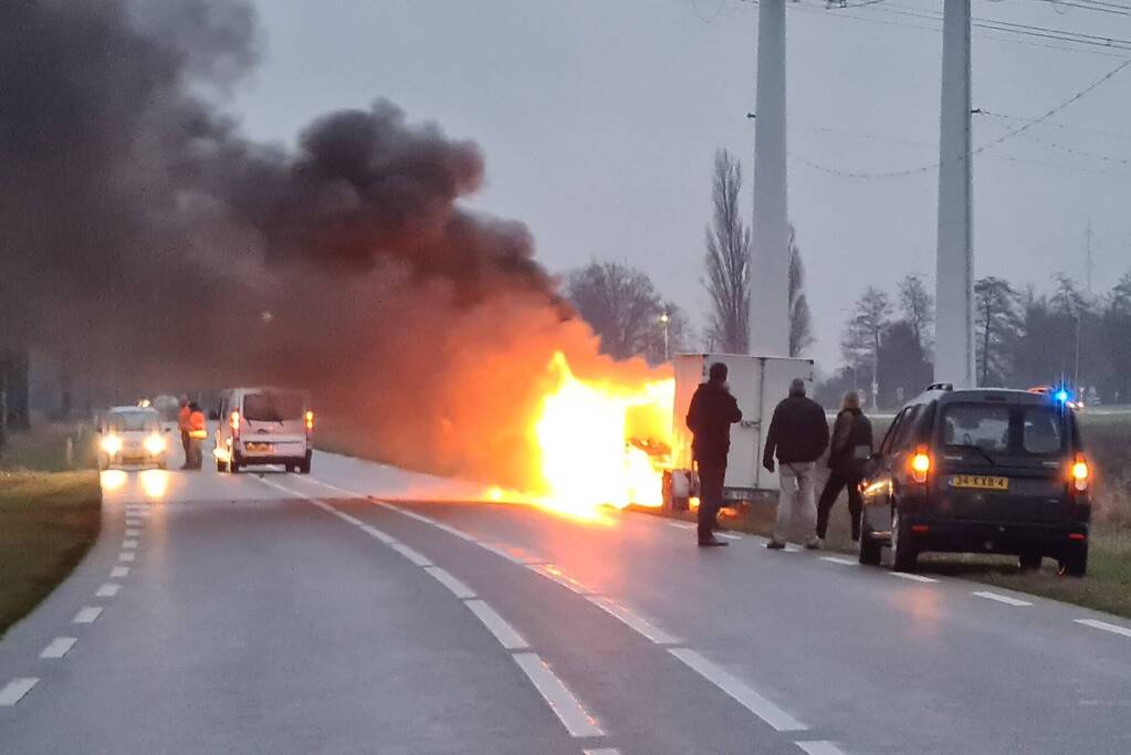 Bestelbus volledig uitgebrand