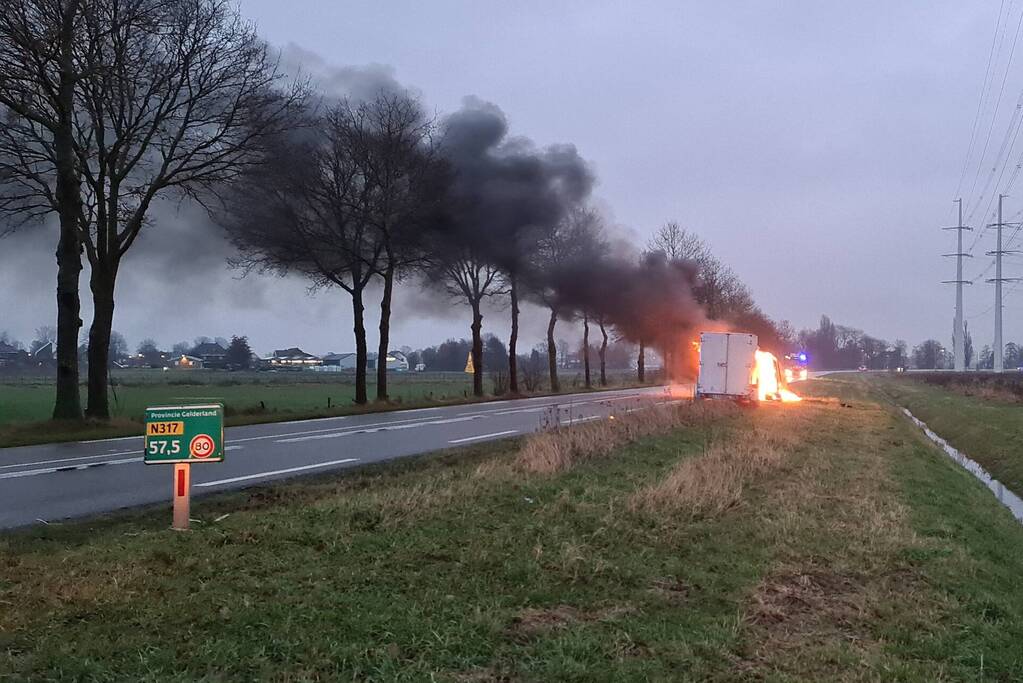 Bestelbus volledig uitgebrand