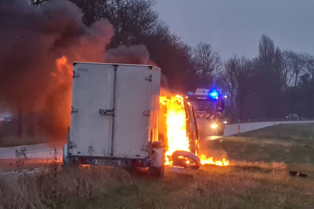 Bestelbus volledig uitgebrand