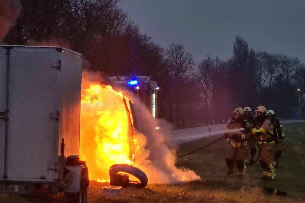 Bestelbus volledig uitgebrand