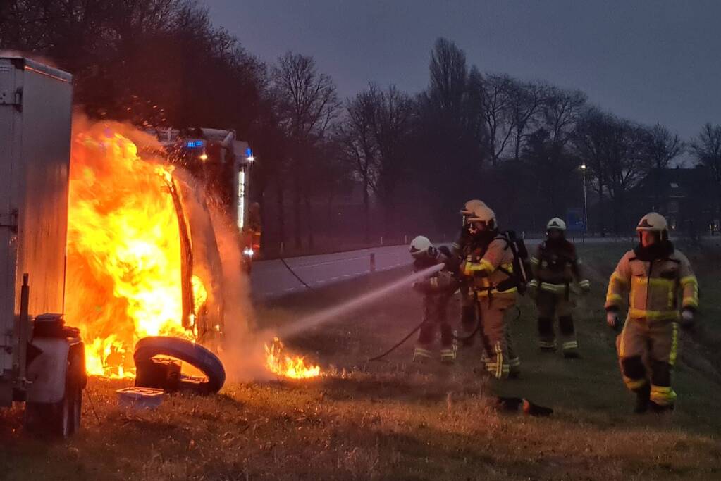Bestelbus volledig uitgebrand