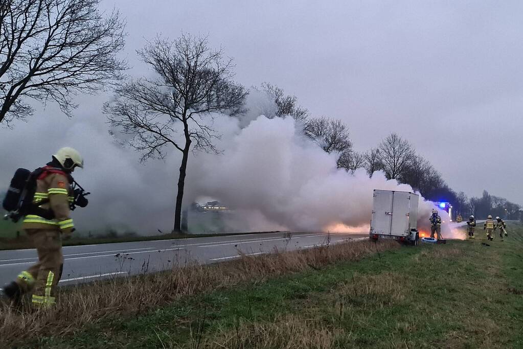 Bestelbus volledig uitgebrand