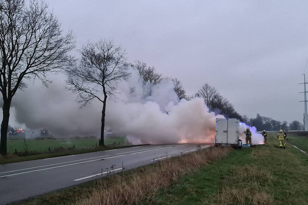 Bestelbus volledig uitgebrand