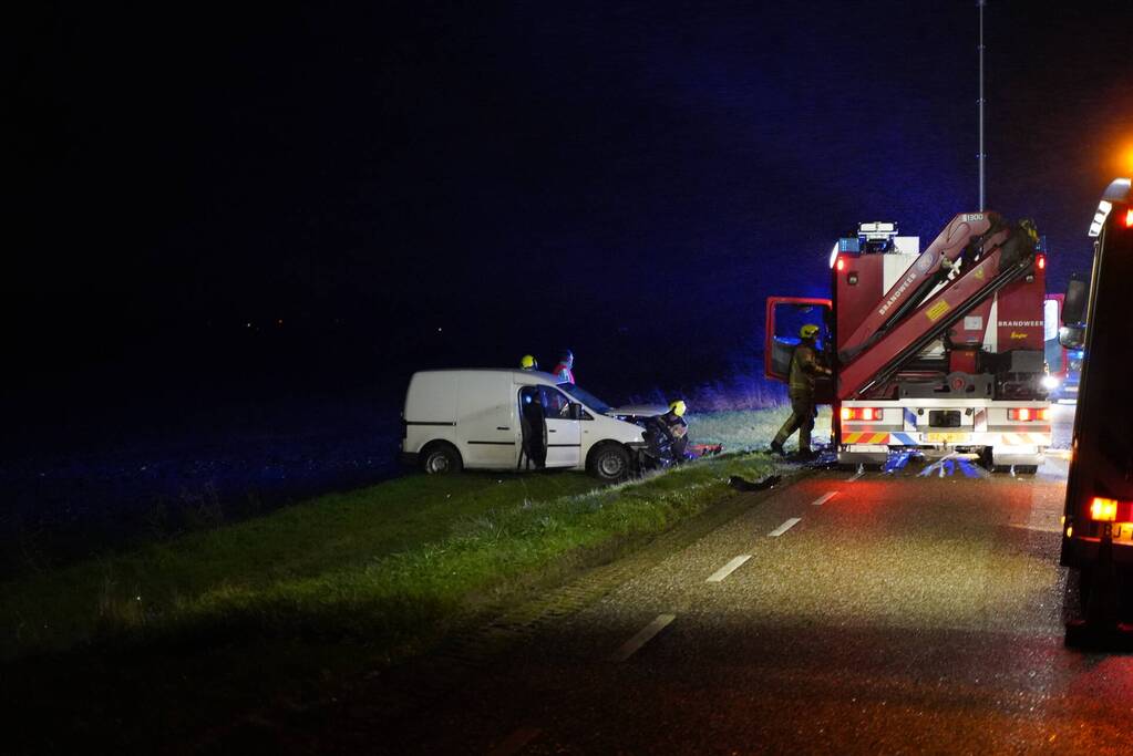 Flinke schade door botsing tussen bestelbus en personenauto