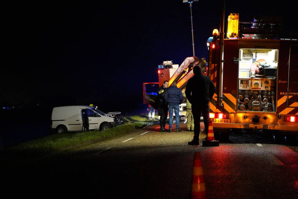 Flinke schade door botsing tussen bestelbus en personenauto