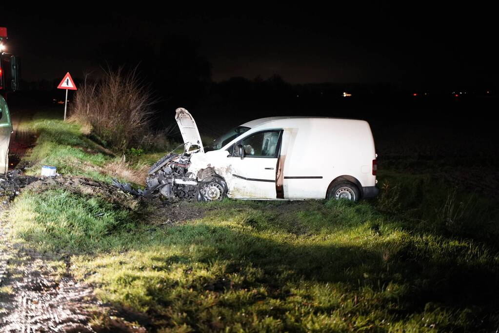 Flinke schade door botsing tussen bestelbus en personenauto