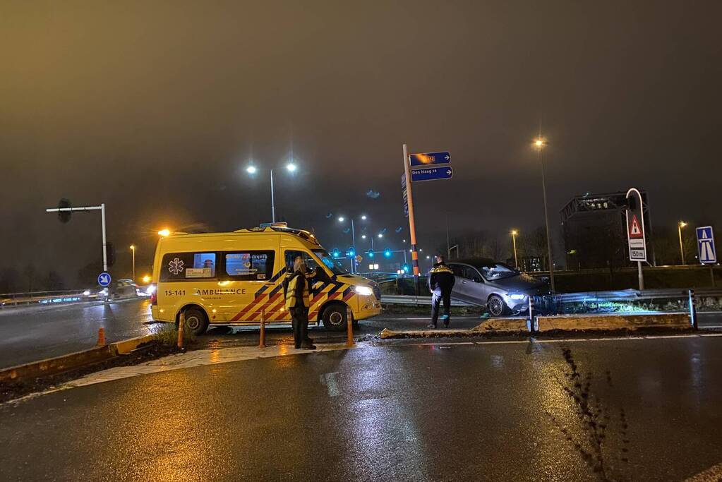 Automobilist eindigt op de vangrail