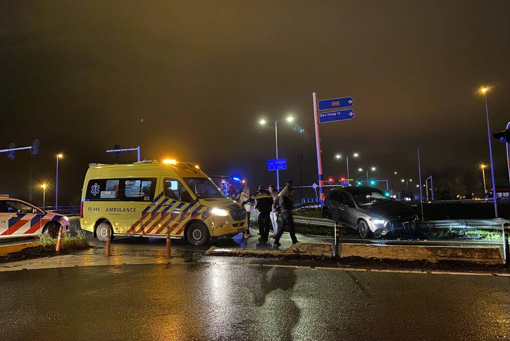 Automobilist eindigt op de vangrail
