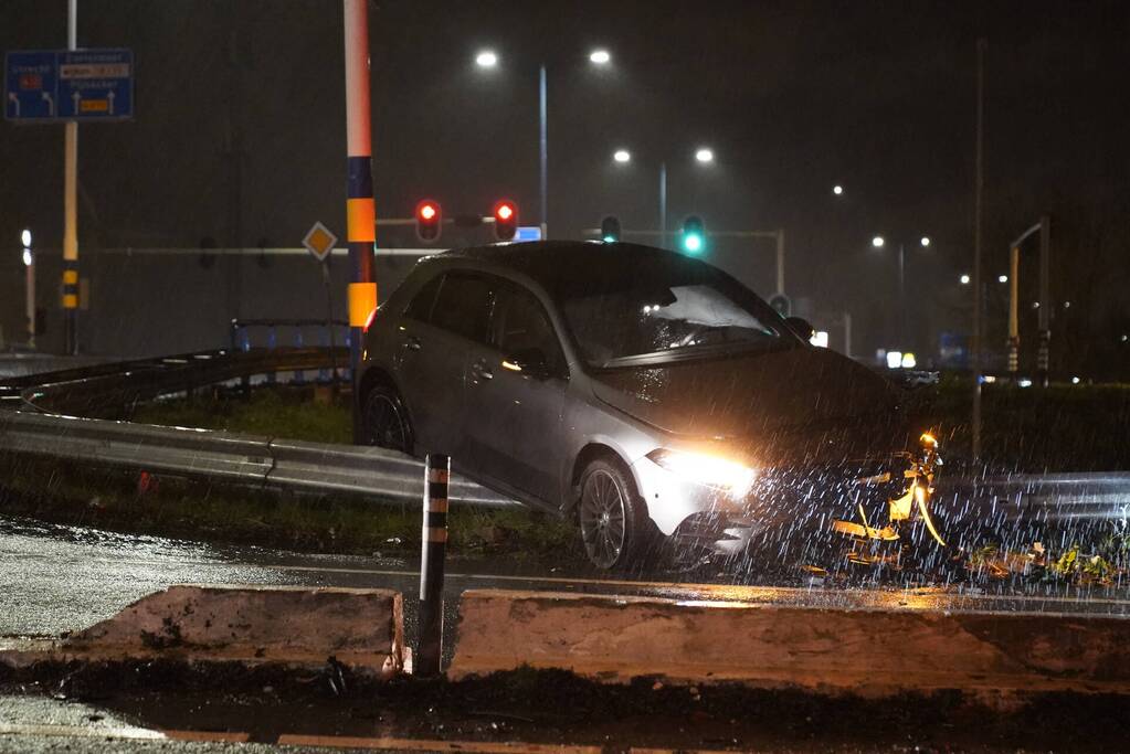Automobilist eindigt op de vangrail